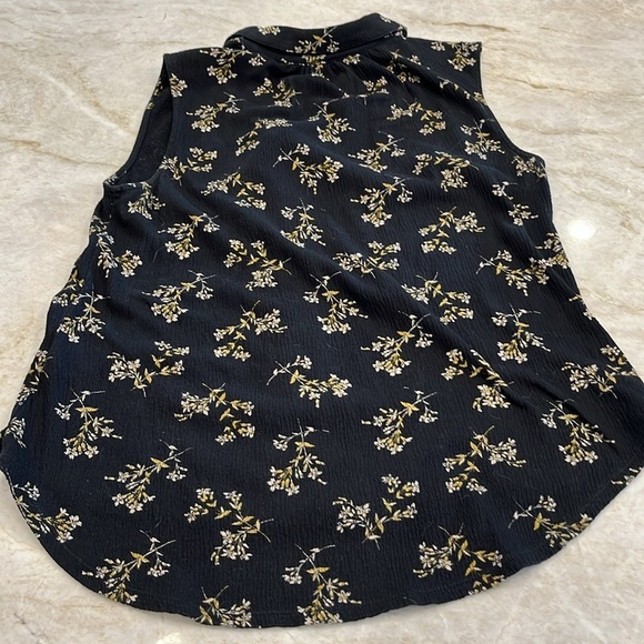 Lucky Brand | V-Neck Button Down Sleeveless Blouse | Black & Gold Floral | M‎ - Picture 4 of 12